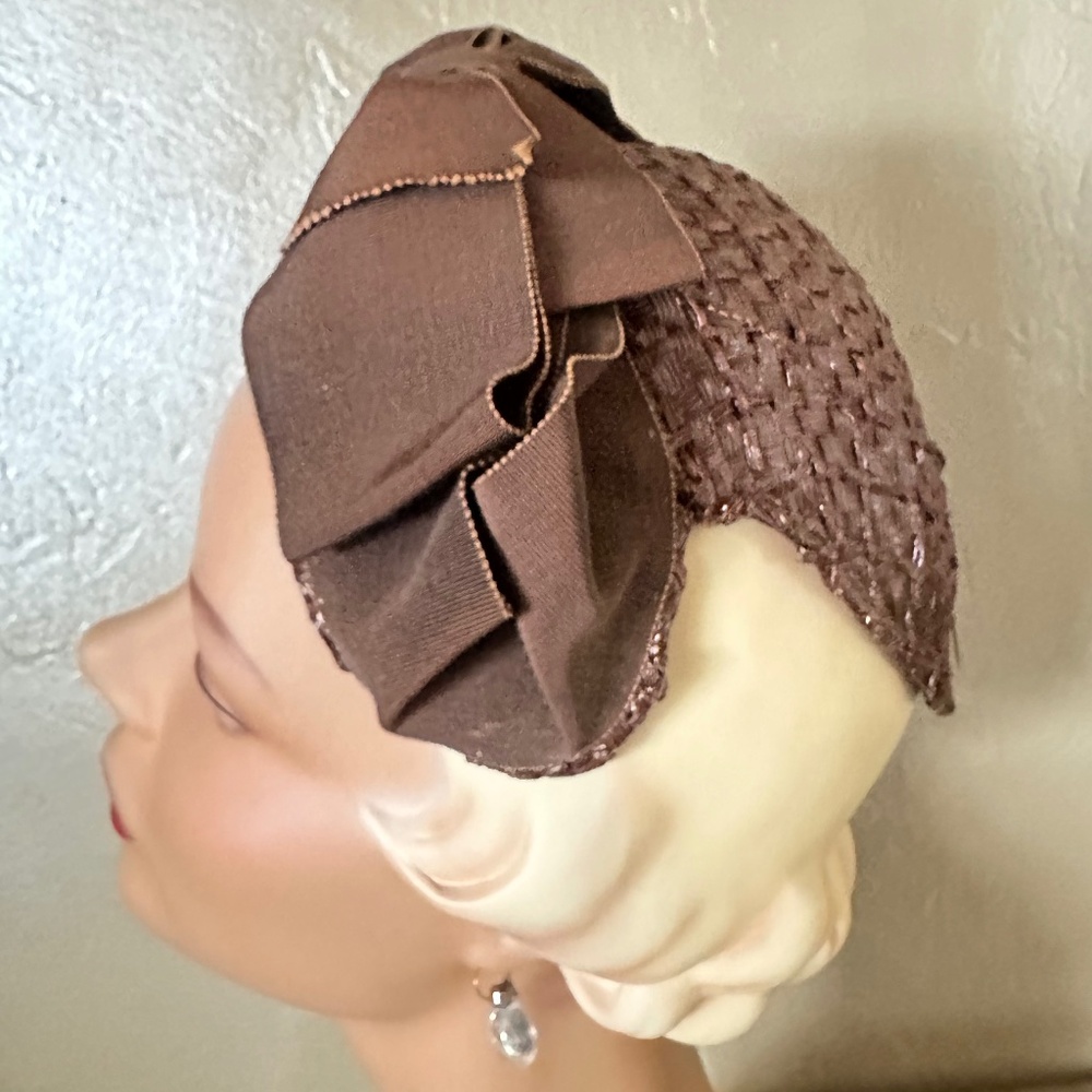 BEAUTIFUL 1950's BROWN STRAW HAT WITH GROSGRAIN BOWS & HAT PIN